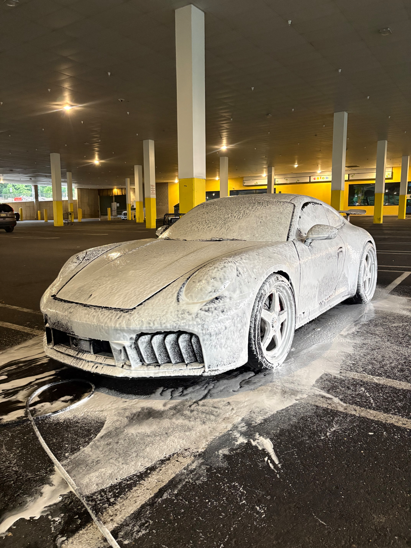 Porsche 911 GT3 RS — Snow-foam bath, contact-free.